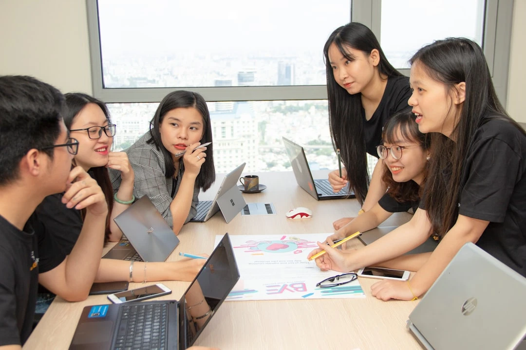 Onboarding Nhân Viên Mới: Quy Trình 30-60-90 Ngày Hiệu Quả