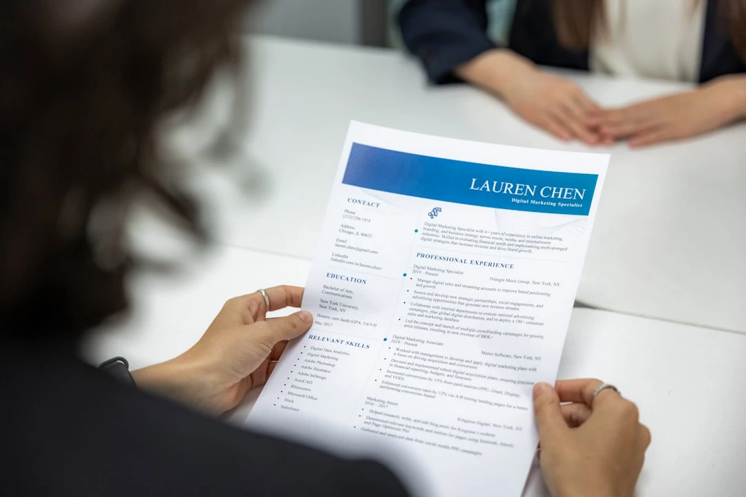 Cách Viết CV Xin Việc Ấn Tượng: Hướng Dẫn Chi Tiết + Template